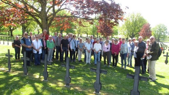 Das Foto zeigt die Reisegruppe auf der Kriegsgräberstätte Fort-de-Malmaison.