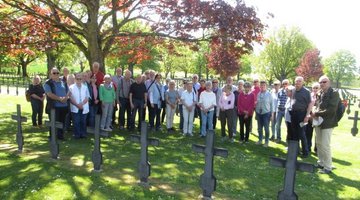 Das Foto zeigt die Reisegruppe auf der Kriegsgräberstätte Fort-de-Malmaison.