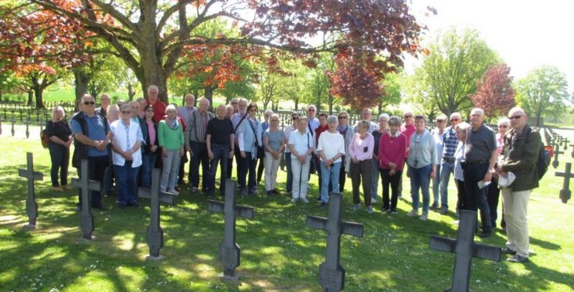 Das Foto zeigt die Reisegruppe auf der Kriegsgräberstätte Fort-de-Malmaison.