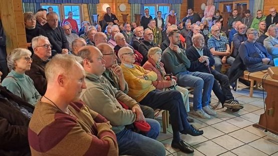 Das Foto zeigt die vielen Zuhörenden im Heimatbundhaus Wewer, die dem Vortrag zur Panzerschlacht bei Schloss Hamborn gespannt lauschen.