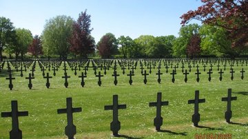 Das Foto zeigt die vielen Reihen von dunklen Kreuzen auf der Kriegsgräberstätte Fort-de-Malmaison. 